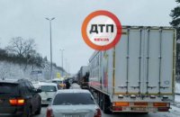 В Киеве продолжается транспортный коллапс, вызванный снегопадом (ФОТО)
