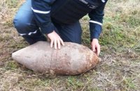 На Днепропетровщине мужчина обнаружил на поле 100-килограммовую бомбу