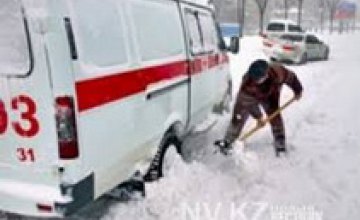  Днепродзержинские спасатели вытащили «скорую» из снежного заноса