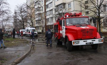 В Киеве при пожаре многоэтажного дома спасли женщину и троих детей