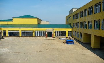 Ярко-желтый фасад, уютные классы и современное оборудование: Днепропетровская ОГА модернизирует лицей в Покровском