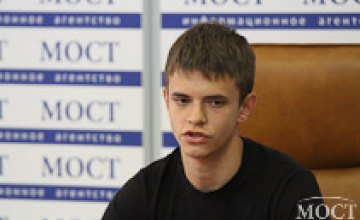 17-летний фанат ФК «Днепр» собрал более 20 тыс. грн для помощи бойцам АТО