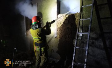 На Днепропетровщине горела хозпостройка: огнем уничтожено 12 тонн сена
