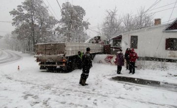 В Никополе грузовик въехал во двор частного дома (ФОТО)