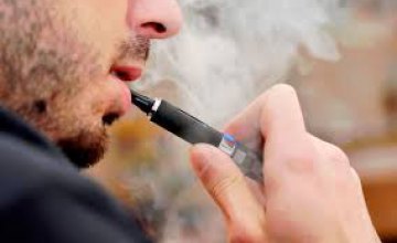Электронные сигареты выделяют токсические вещества в организм человека, - ученые