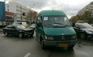 ДТП в Днепре: «BMW» столкнулся с микроавтобусом (ФОТО)