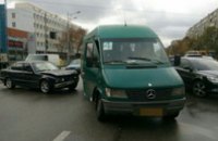 ДТП в Днепре: «BMW» столкнулся с микроавтобусом (ФОТО)