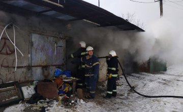 В Павлограде в гараже возник пожар