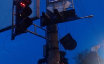 В Днепропетровске на Набережной заводской пьяный водитель грузовика устроил ДТП (ВИДЕО)