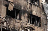 В центре Днепропетровска сгорело офисное здание, автомобиль, часть жилого дома и салона красоты