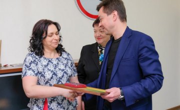 ​В ДнепрОГА благотворительнице Диане Дольс вручили знак отличия Президента Украины
