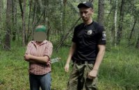 В чернобыльском лесу задержали девушку, собиравшую чернику