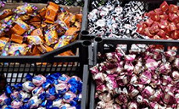 Милиция Новомосковска прекратила массовую торговлю просроченными конфетами (ФОТО) 