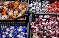 Милиция Новомосковска прекратила массовую торговлю просроченными конфетами (ФОТО) 