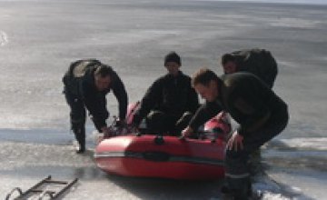 В Днепропетровской области работники ГСЧС спасли двух провалившихся под лед рыбаков
