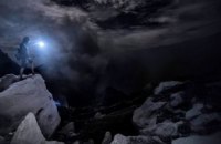 В Индонезии обнаружили вулкан со странным синим свечением (ФОТО)