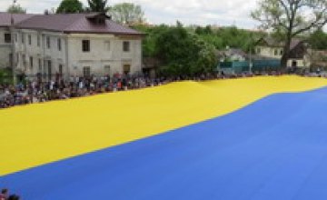 В Луцке развернули самый большой в мире флаг Украины