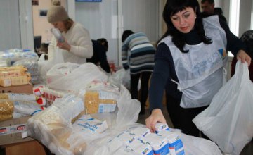 В Кривом Роге волонтеры Фонда Вилкула передали продукты пенсионерам, ветеранам, людям с инвалидностью