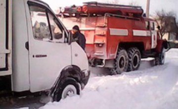 В Днепропетровской области два хлебовоза застряли в сугробе