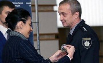В Киеве первым аттестованным полицейским вручили жетоны