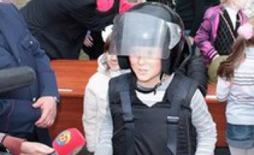 Воспитанникам детдомов Днепропетровска дали в руки оружие и одели в бронежилеты (ФОТО)