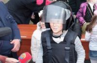 Воспитанникам детдомов Днепропетровска дали в руки оружие и одели в бронежилеты (ФОТО)