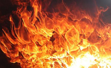 В Днепре горел склад: огонь уничтожил сырье на площади 60 кв. метров
