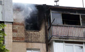 В Кривом Роге загорелась квартира в многоэтажке: огонь уничтожил практически всё
