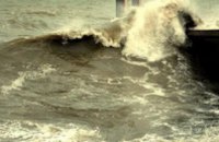 В Алуште женщину смыло в море во время фотосессии