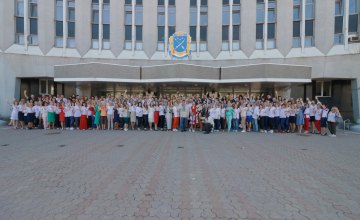 Около 300 работников мэрии Днепра присоединились к празднованию Дня вышиванки