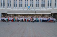 Около 300 работников мэрии Днепра присоединились к празднованию Дня вышиванки