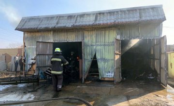 В Кривом Роге спасатели потушили пожар в гаражном боксе: огнём повреждено 50 кв. метров