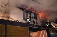 В Днепре горел двухэтажный дачный дом: огнем уничтожено 200 кв. метров (ВИДЕО)