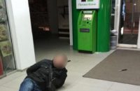 В Днепре задержали мужчину, пытавшегося вскрыть банкомат ножом 