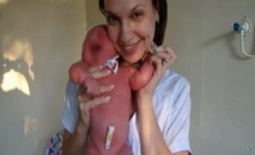 В Днепропетровске медсестры роддома устроили фотосессию с недоношенными детьми