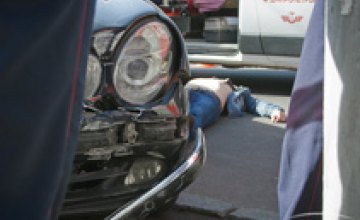 На Гагарина Mersedes влетел в столб: водитель умер за рулем от сердечного приступа (ФОТО)