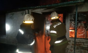 В Синельниковском районе горит неэксплуатируемое здание