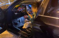 При задержании бросила в полицейскую стеклянную бутылку: 29-летняя жительница Днепра каталась пьяной по городу