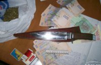 На железнодорожном вокзале Кривого Рога милиция задержала вооруженного наркоторговца (ФОТО)