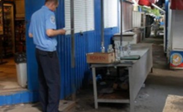 На одном из рынков Днепропетровска клиентам наливали «паленую» водку