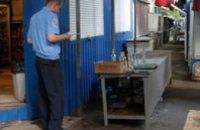 На одном из рынков Днепропетровска клиентам наливали «паленую» водку