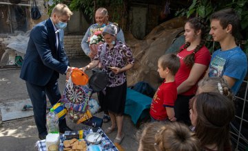 Александр Бондаренко вручил жительнице Никопольского района нагрудный знак «Мать-героиня»