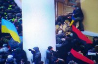 Под Жовтневым дворцом в столице из-за неизвестного газа пострадали более 30 правоохранителей (ФОТО)