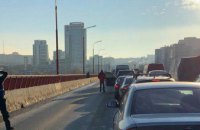Новый мост в Днепре второй раз за сутки «стоит» из-за аварии: столкнулись маршрутка и автобус (ФОТО, ВИДЕО)