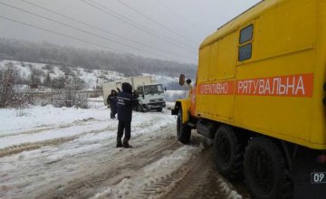 Во Львовской области из-за сильных снегопадов образовался затор из грузовиков (ФОТО)