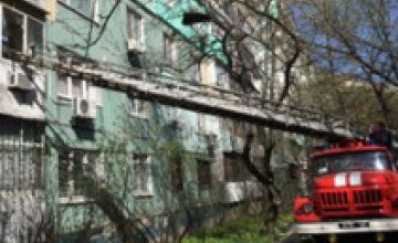 В Днепропетровске во время пожара в многоэтажке чуть не погиб пенсионер (ВИДЕО)