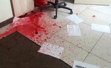 Неизвестные облили кровью и разбросали листовки с угрозами вестибюль телеканала «Украина»
