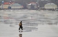 В Днепре эвакуировали рыбака со сломанной ногой со льда