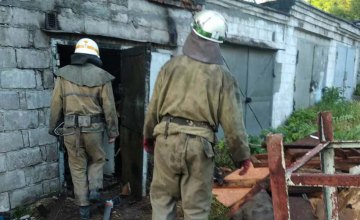В Каменском загорелся гараж: спасатели предупредили распространение огня на соседние сооружения
