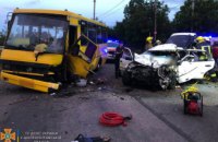 У Нікополі зіткнулися пасажирський автобус та легковик: одна людина загинула на місці, трьох госпіталізовано